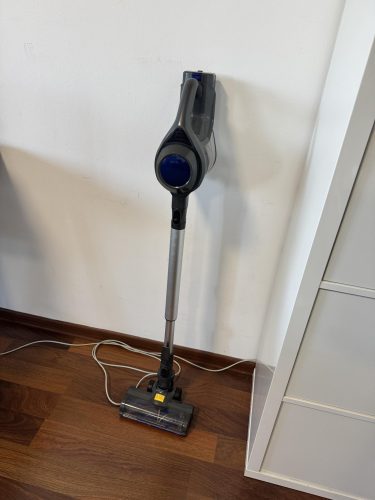 Aspirateur vertical sans fil Air Essence Bise avec technologie cyclonique photo review